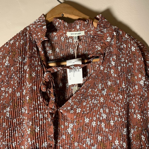 Brown ribbed light weight blouse with white floral mauscrda open low v front NWT - Picture 4 of 8